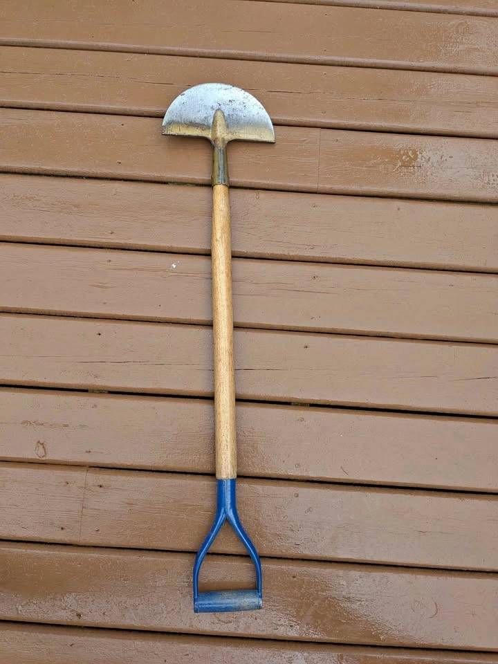Half-moon lawn edger