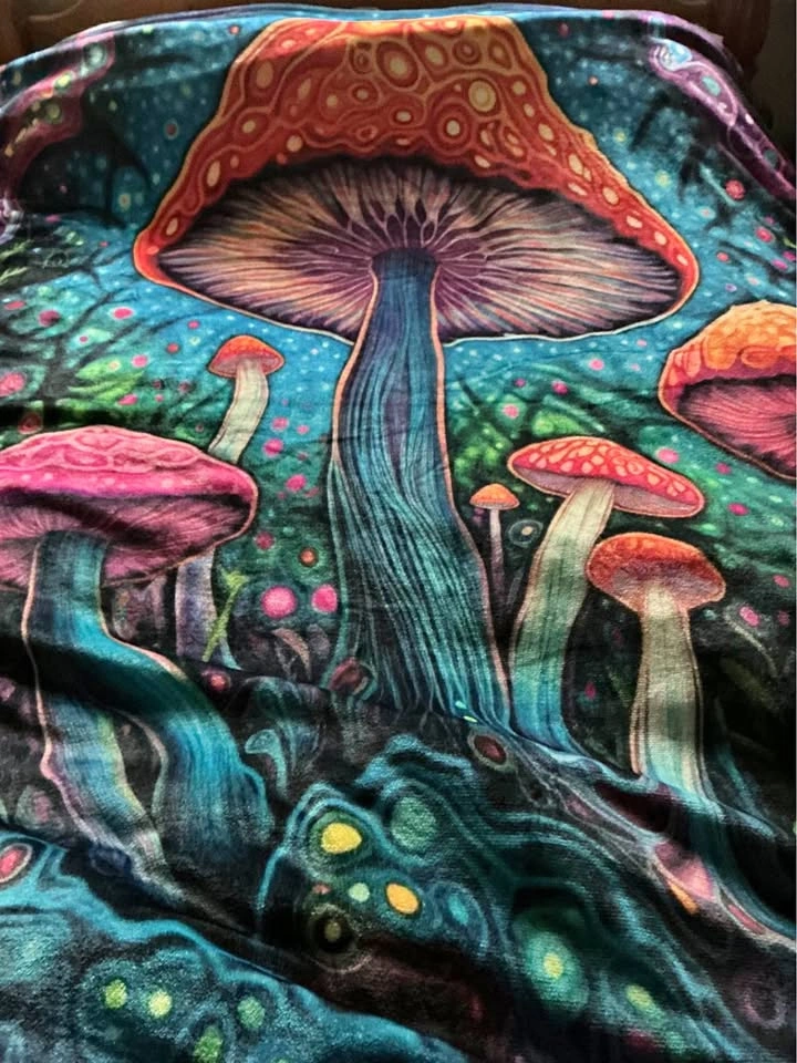 Psychedelic Mushroom Fleece Blanket (Queen size)