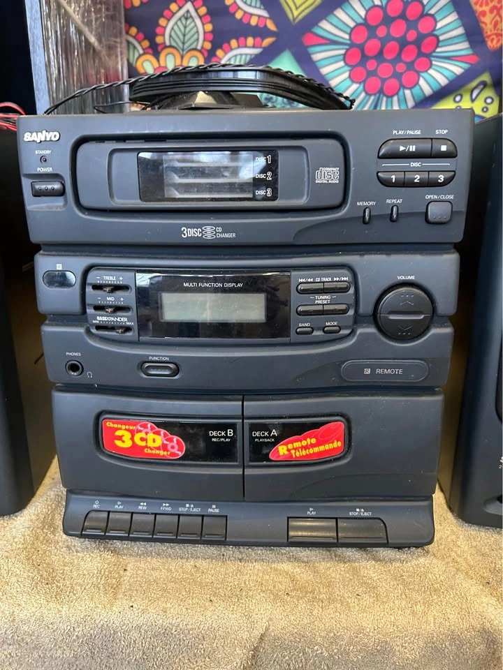 Vintage Sanyo Stereo System w/ 3-CD Changer & Dual Cassette - photo 2