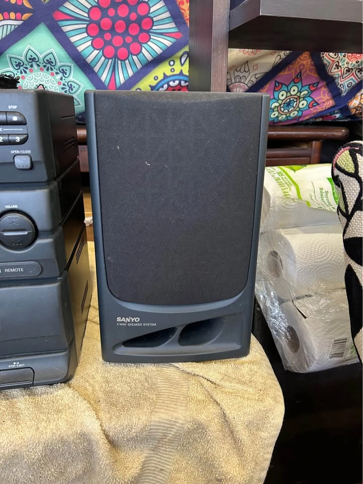 Vintage Sanyo Stereo System w/ 3-CD Changer & Dual Cassette - photo 3