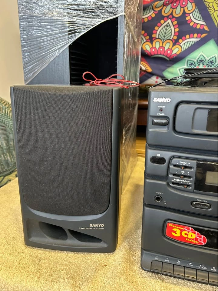 Vintage Sanyo Stereo System w/ 3-CD Changer & Dual Cassette - photo 4