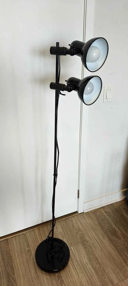 Floor lamp with led bulb