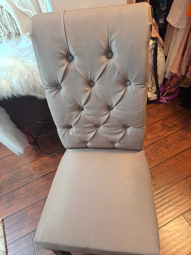 button tufted chair