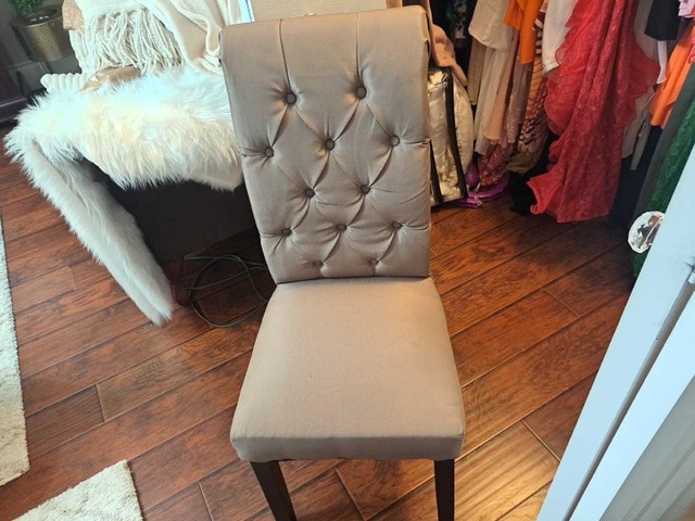 button tufted chair - photo 2