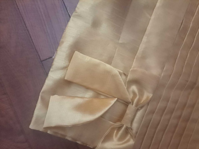 gold table runner... new