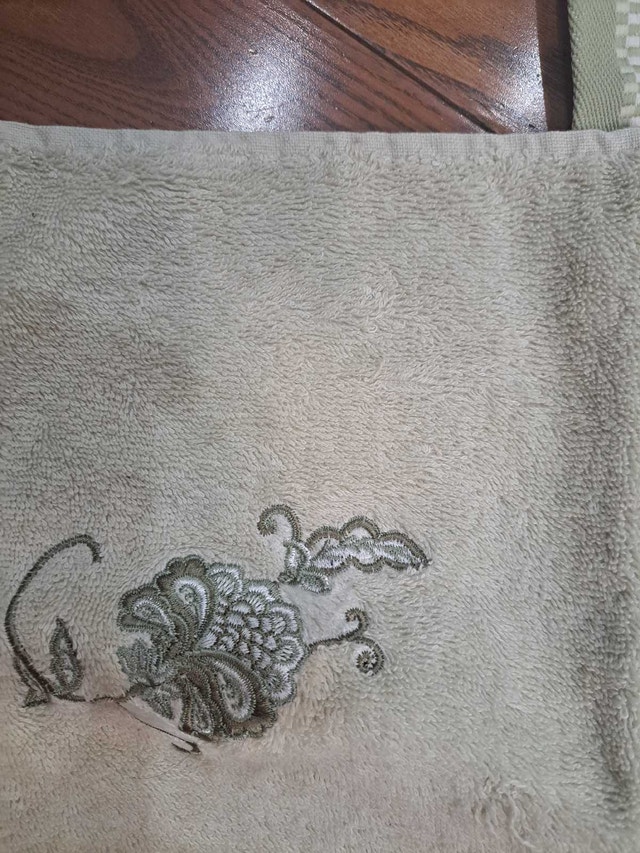 7 Beige and Green Towels - photo 4