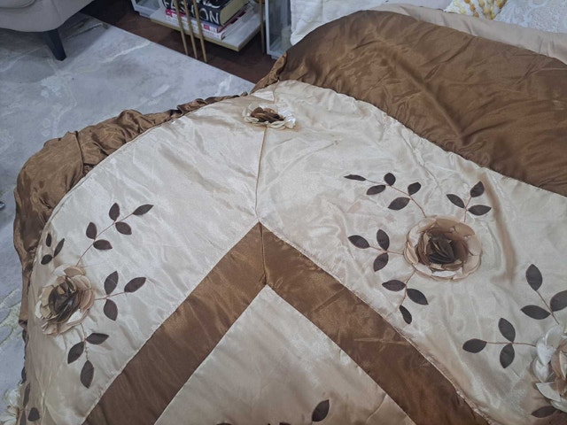 Brown and Gold Comforter - photo 3