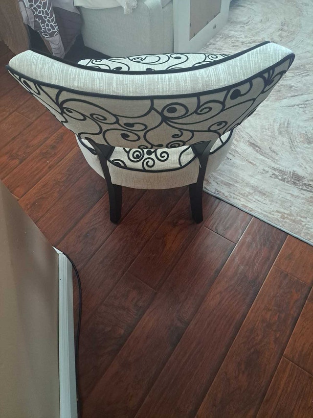 Stylish Black and White Floral Accent Chair - photo 2