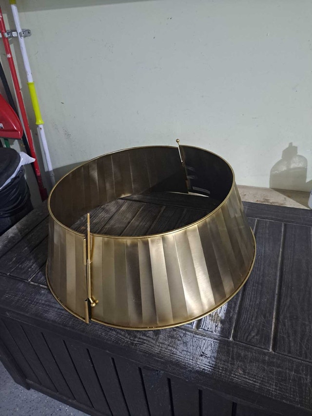 Gold tree collar