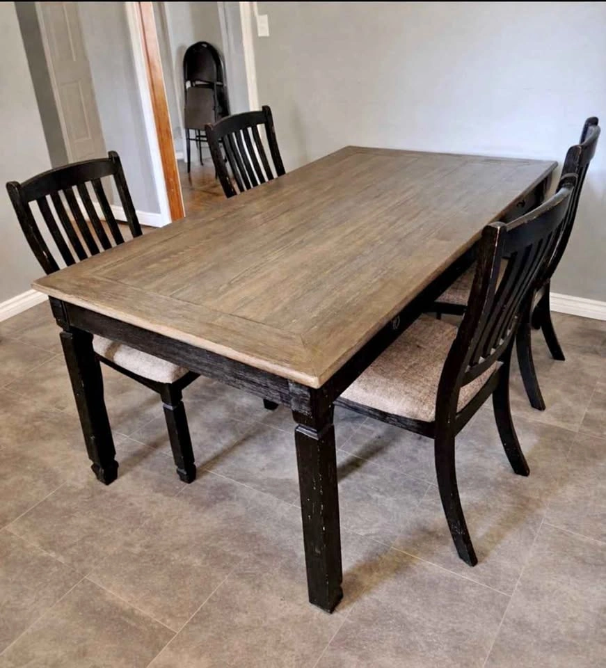 GUC dining room table