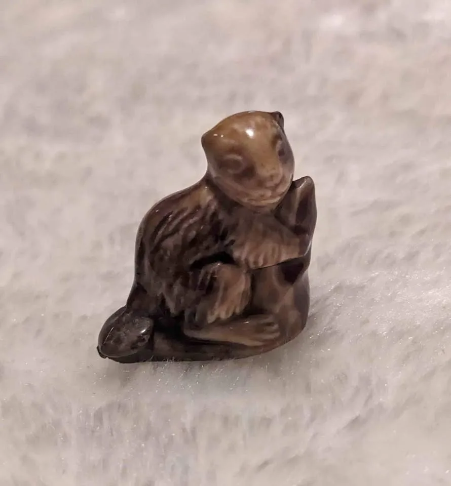 Vintage Wade of England Beaver with log Figurine thumbnail