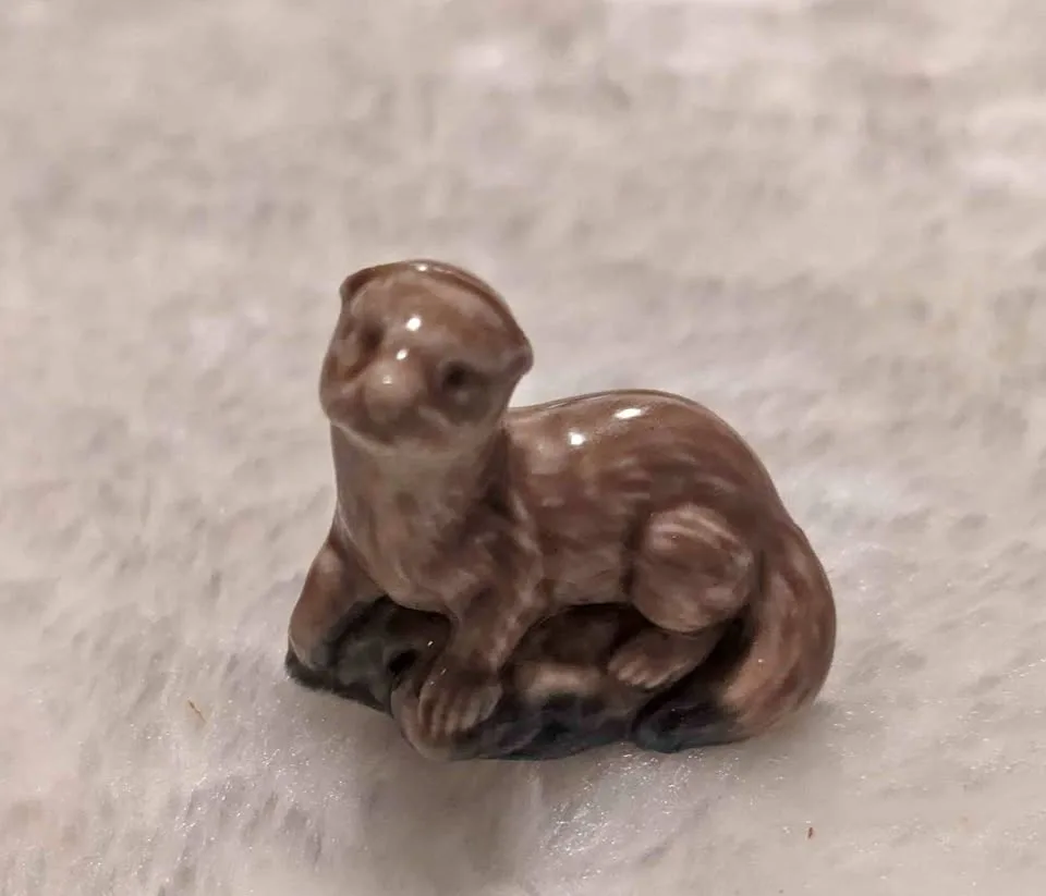 Vintage Wade of England Otter Figurine thumbnail