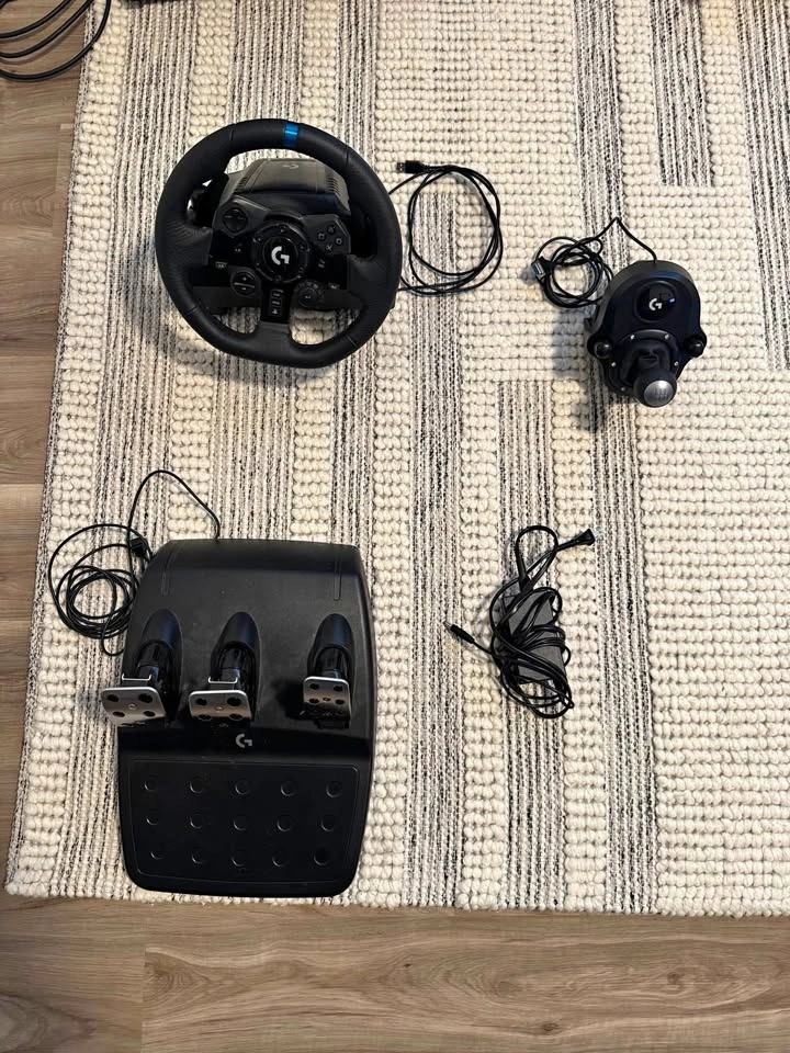 Logitech G923 Racing Wheel/Pedals/Shifter (PS5/PS4/PC)