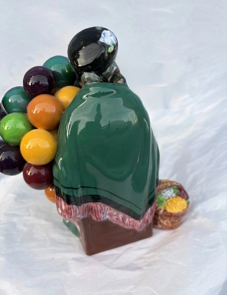 Royal Doulton Old Balloon Seller Figurine HN1315 - photo 4