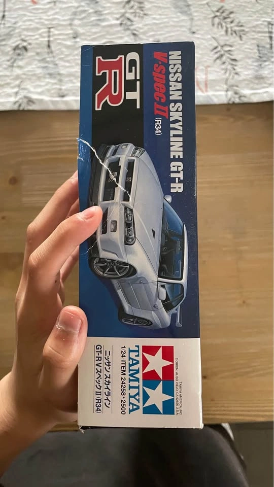 Tamiya 1/24 Nissan Skyline GT-R V-spec II (R34) Model Kit #24258 - photo 2
