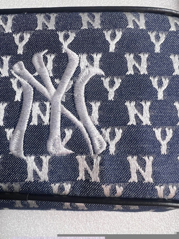 Brand New MLB New York Yankees Crossbody Bag Blue Canvas Unisex - photo 3