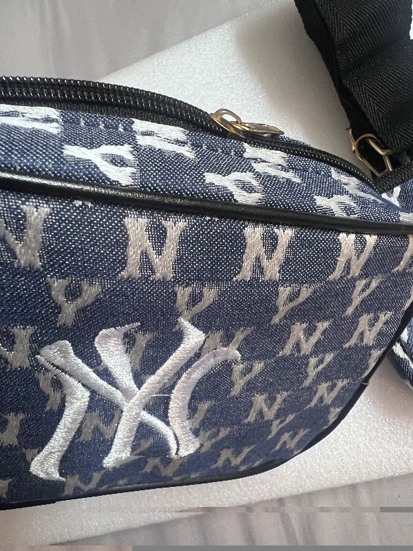 Brand New MLB New York Yankees Crossbody Bag Blue Canvas Unisex - photo 4