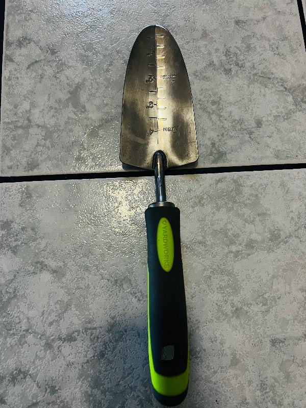 Brand new Yardworks Aluminium Hand Trowel with Rubber Handle