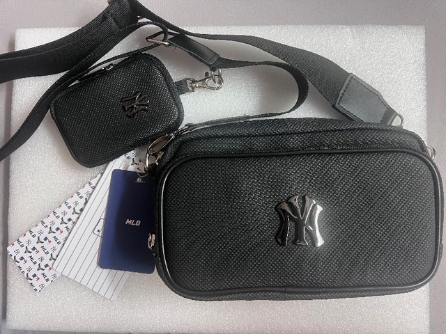New York Yankees Black Crossbody Bag with Mini Pouch