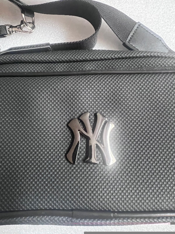 New York Yankees Black Crossbody Bag with Mini Pouch - photo 2