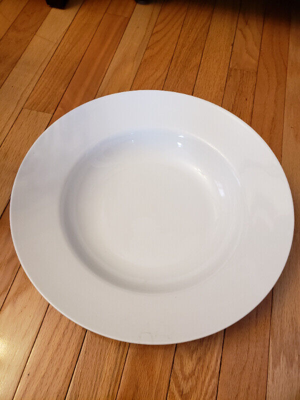 Porcelain pasta dish and decorative bowl