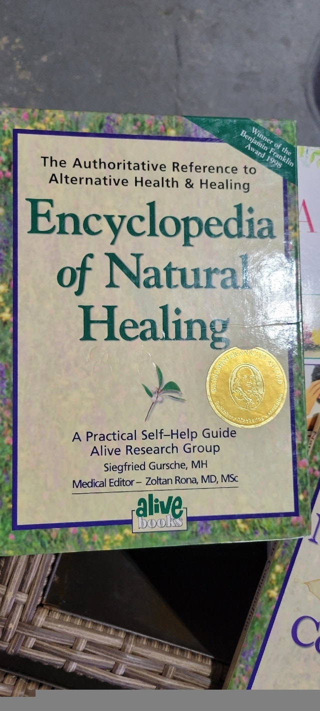 Encyclopedia books - 3 books - photo 3