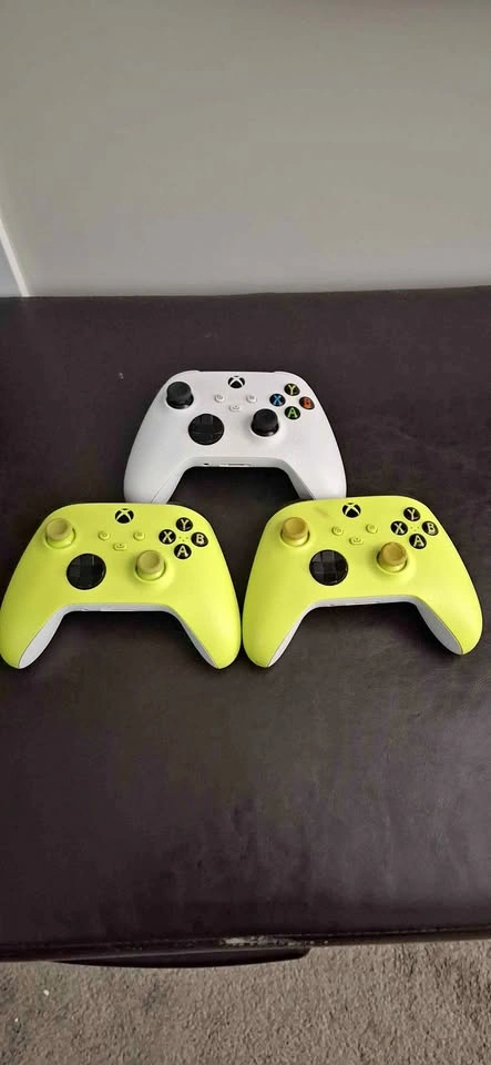 XBOX SERIES CONTROLLERS