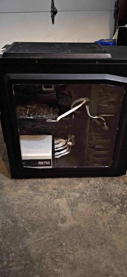 GAMING CASE WITH PARTS