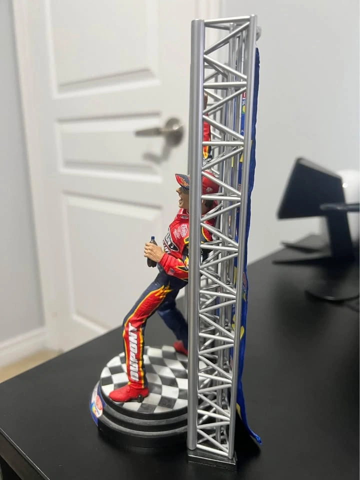 Jeff Gordon NASCAR Figurine - 2001 Champion - photo 2