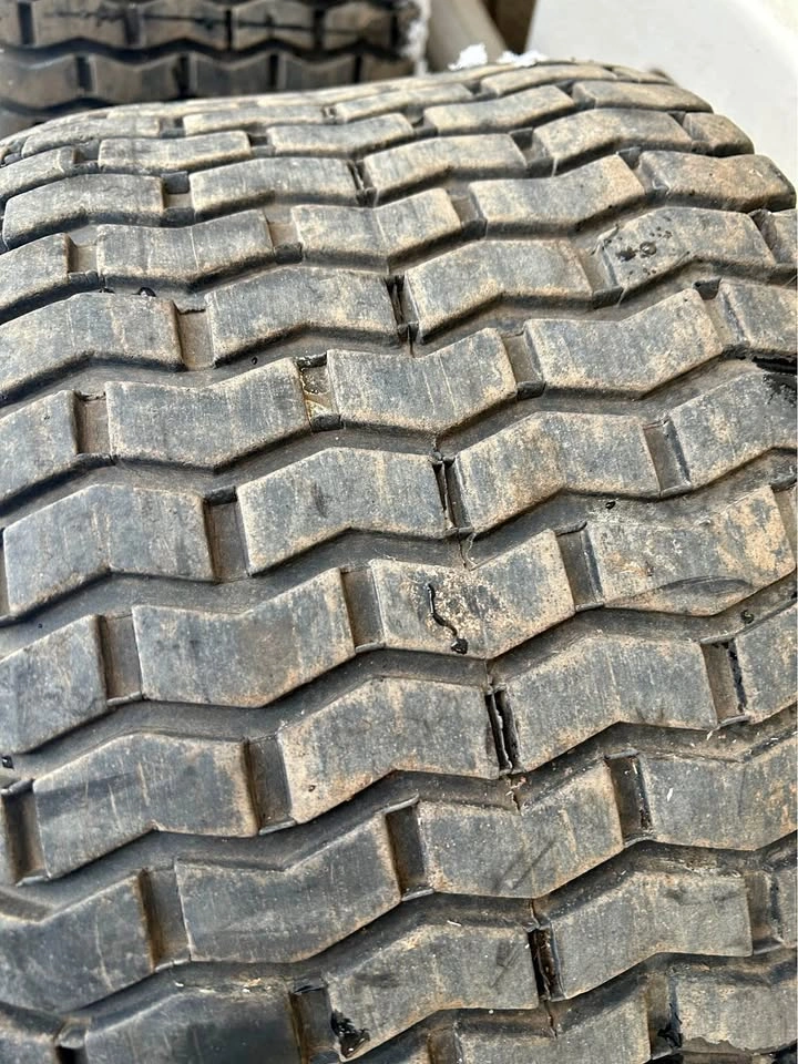 20x10.00-8 Tubeless Tire on Wheel