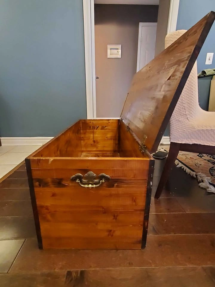 Solid wood custom hand-made trunk! One of a kind! 41" L x 16" W - photo 3