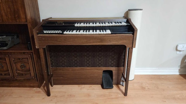 Vintage Estey Electric Organ