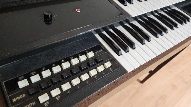 Vintage Estey Electric Organ - photo 5