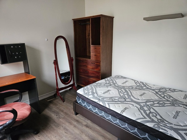 Rooms for Rent Near McMaster University - photo 5