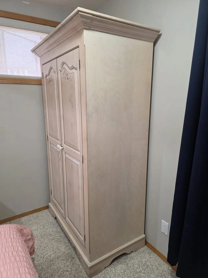 French Provincial Solid Wood Armoire / Wardrobe — Whitewash Fini - photo 4