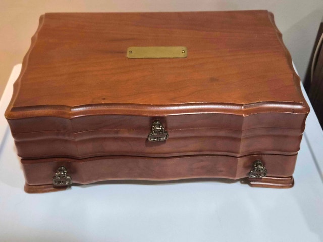 1982 Wood Jewelry Box - Green Velvet Interior