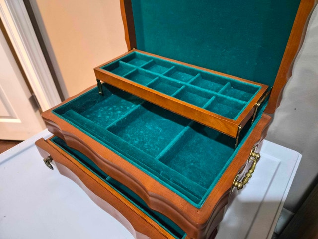 1982 Wood Jewelry Box - Green Velvet Interior - photo 2