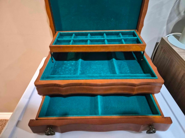 1982 Wood Jewelry Box - Green Velvet Interior - photo 3