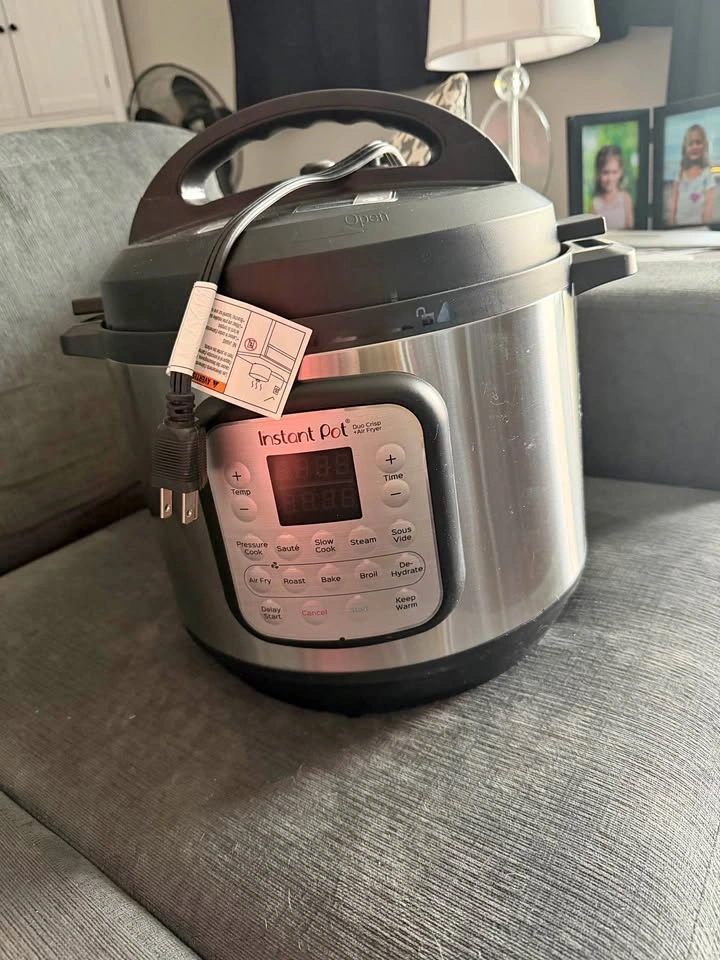 Instant Pot 8qt Duo Crisp + Air Fryer & Accessories