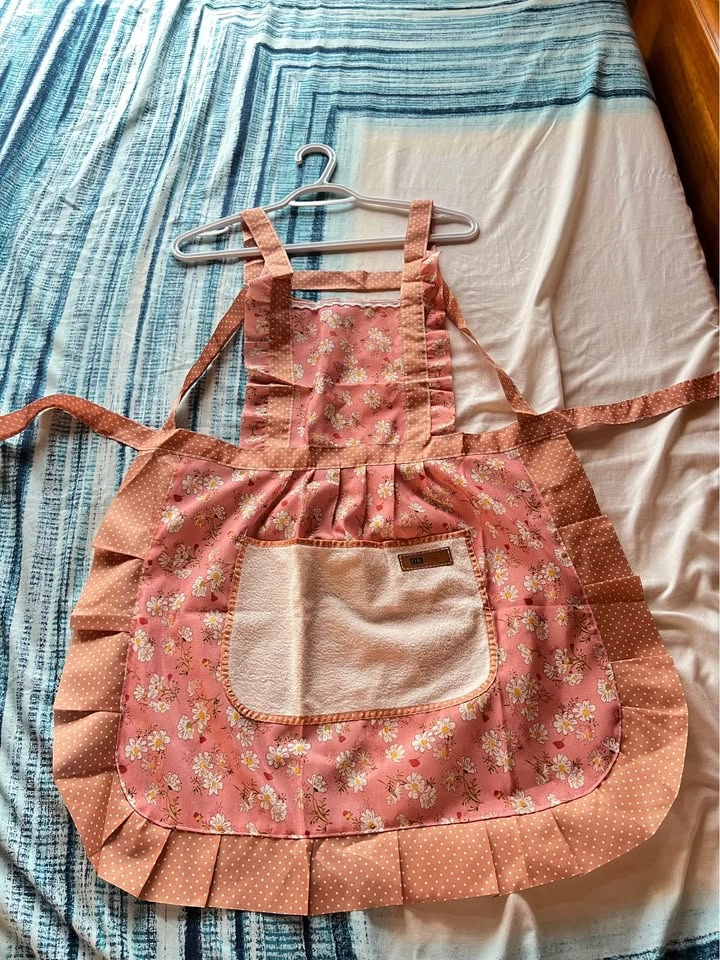 Pink Floral Ruffled Apron - photo 3