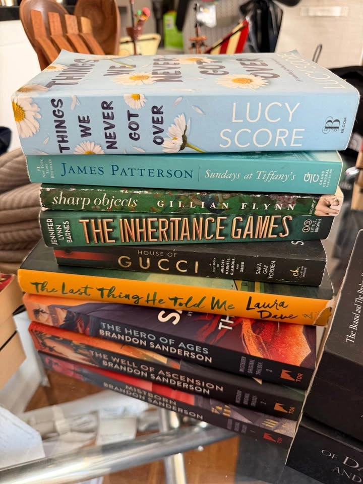 Huge Book Lot - Taylor Jenkins Reid, Elin Hilderbrand, Brandon S - photo 2