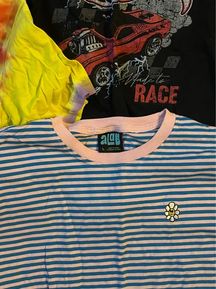 Lot of 5: Women's Graphic T-Shirts - photo 3