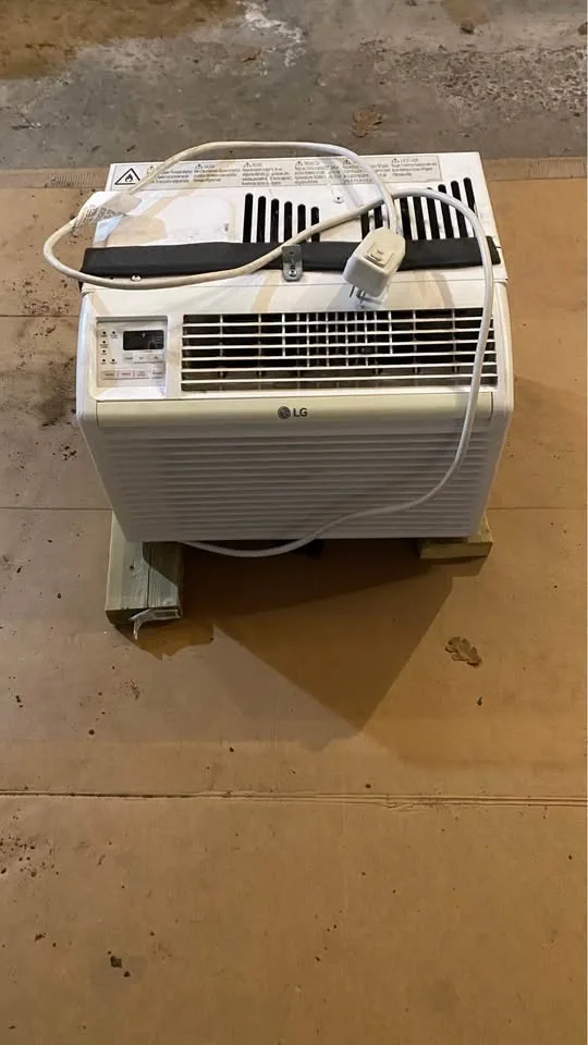 LG 6,000 BTU Window AC (LW6017R) - photo 2