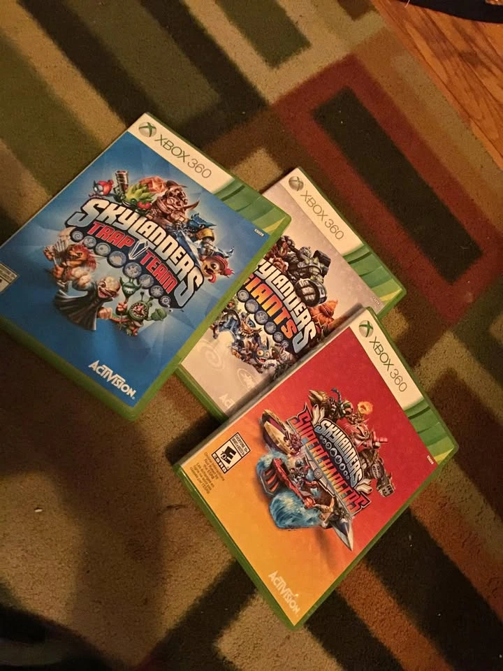 Skylanders Bundle: 2 Portals, 22 Skylanders Pieces (3 damaged)