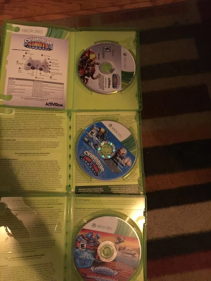 Skylanders Bundle: 2 Portals, 22 Skylanders Pieces (3 damaged) - photo 2