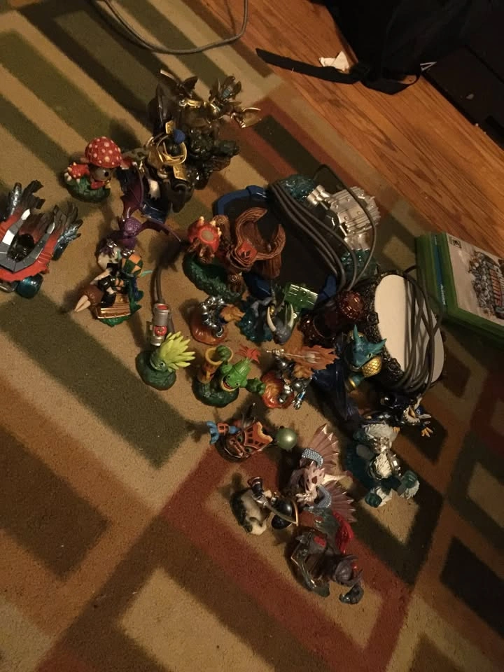 Skylanders Bundle: 2 Portals, 22 Skylanders Pieces (3 damaged) - photo 3