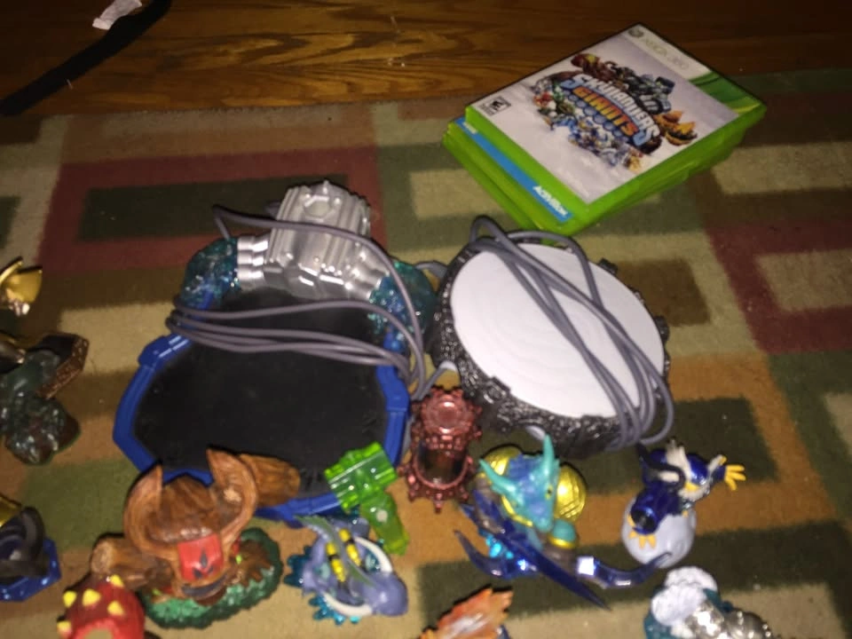 Skylanders Bundle: 2 Portals, 22 Skylanders Pieces (3 damaged) - photo 4