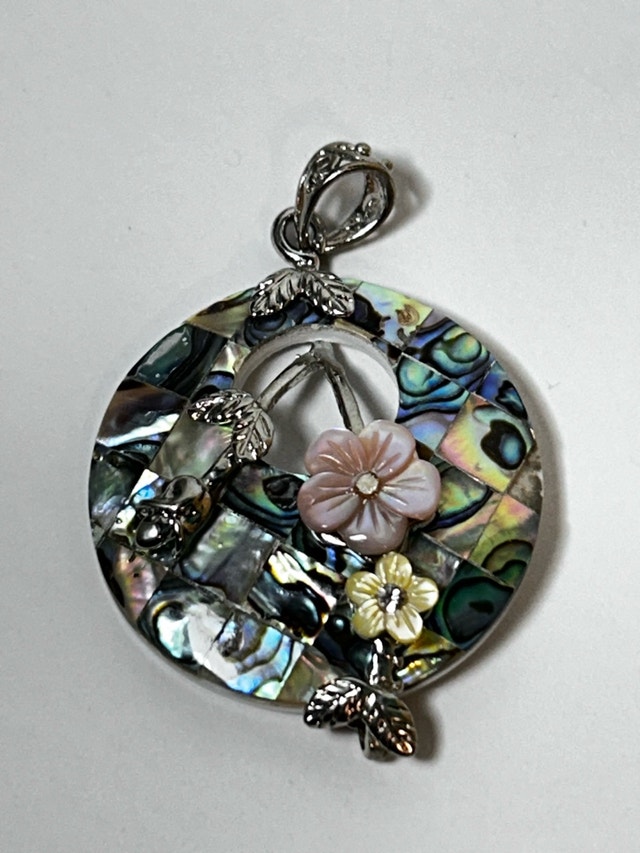 Silver Tone CZ Abalone Moo Lee Sanda Flower Pendant Necklace