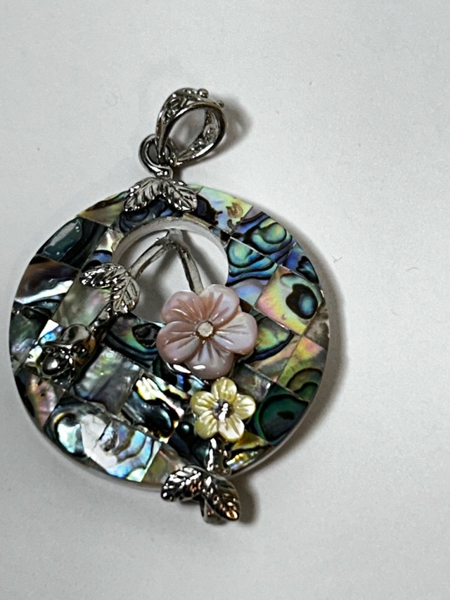 Silver Tone CZ Abalone Moo Lee Sanda Flower Pendant Necklace - photo 2