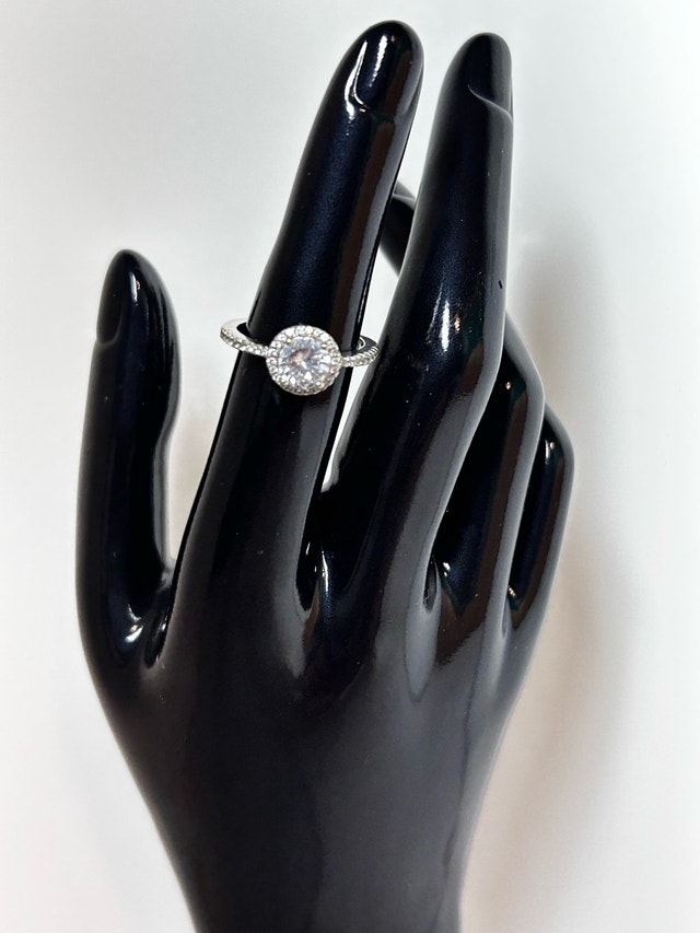 Elegant Round Halo Ring in Sterling Silver S925 – Size 6.5